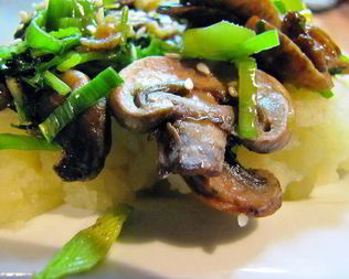 Грибочки жареные с имбирем и кунжутом