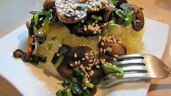 грибочки жареные с имбирем и кунжутом