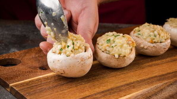 грибы, фаршированные перловкой