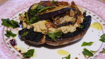 Грибы на гриле с нутом и баклажанами