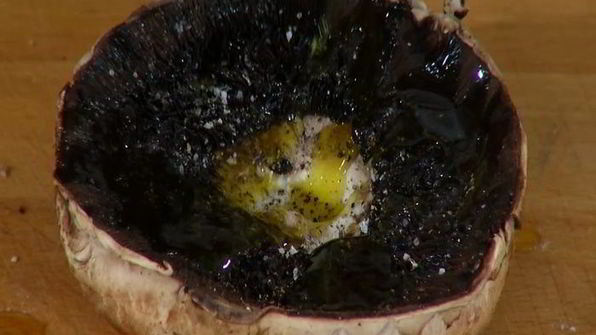 грибы на гриле с нутом и баклажанами