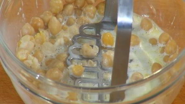 грибы на гриле с нутом и баклажанами