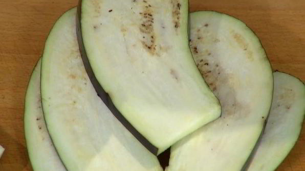 грибы на гриле с нутом и баклажанами