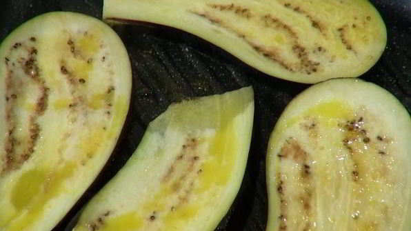 грибы на гриле с нутом и баклажанами