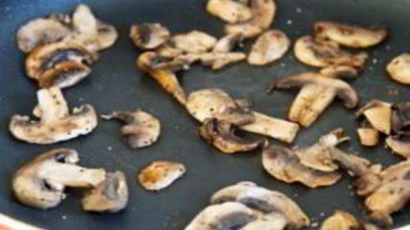 грибы под сливочным соусом