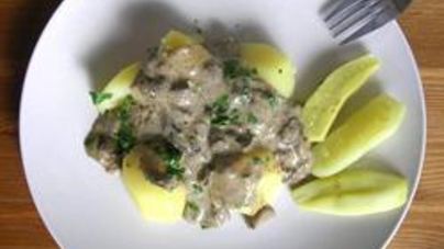 Грибы тушенные со сметаной