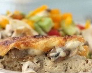 Куриное филе и шампиньоны под соусом Бешамель