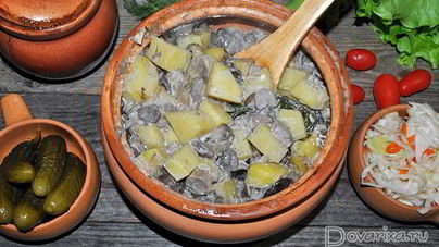 Лесные грибы с картофелем в горшочках