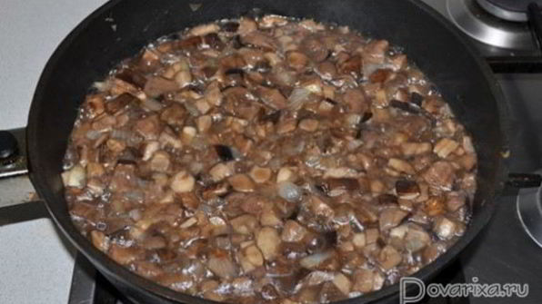 лесные грибы с картофелем в горшочках