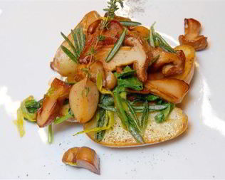 Лесные грибы в сливочном масле, шерри и лимоне