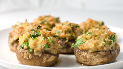 Шампиньоны, фаршированные курицей