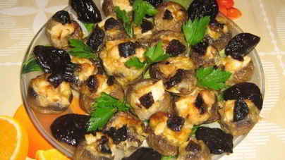 Шампиньоны с черносливом