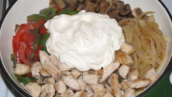 шампиньоны с куриным филе и сладким перцем по-муромски