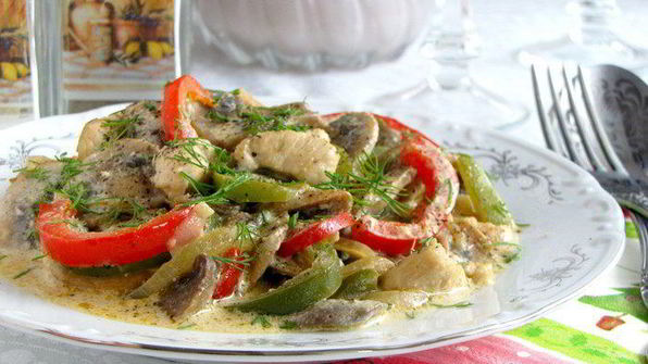 шампиньоны с куриным филе и сладким перцем по-муромски