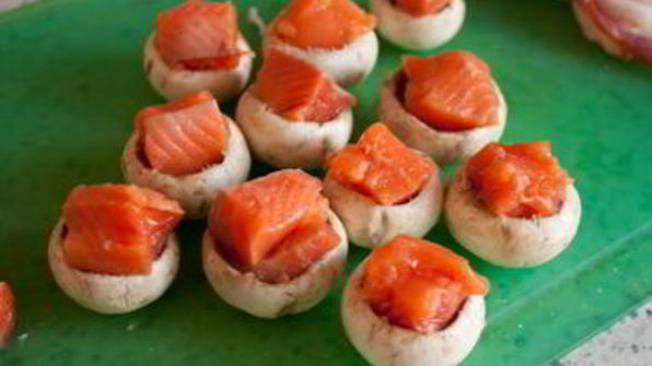 шампиньоны с лососем в беконе