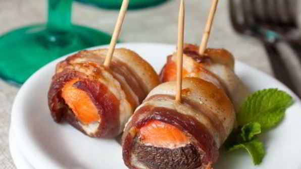 шампиньоны с лососем в беконе