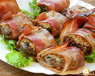 Шампиньоны с орехово-сырной начинкой, в беконе