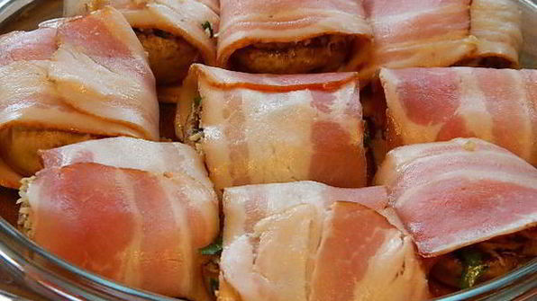 шампиньоны с орехово-сырной начинкой, в беконе