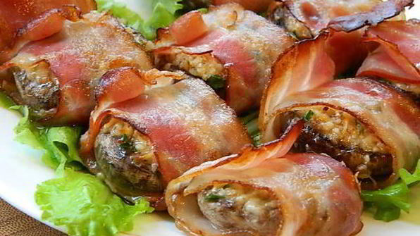 шампиньоны с орехово-сырной начинкой, в беконе