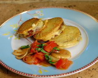 Шампиньоны с зеленым помидором, жаренным в кляре