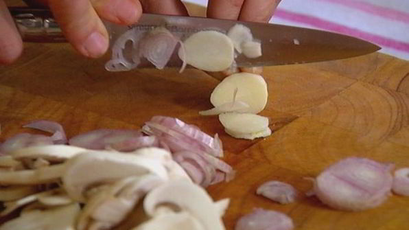 шампиньоны с зеленым помидором, жаренным в кляре