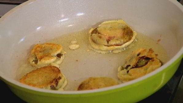 шампиньоны с зеленым помидором, жаренным в кляре