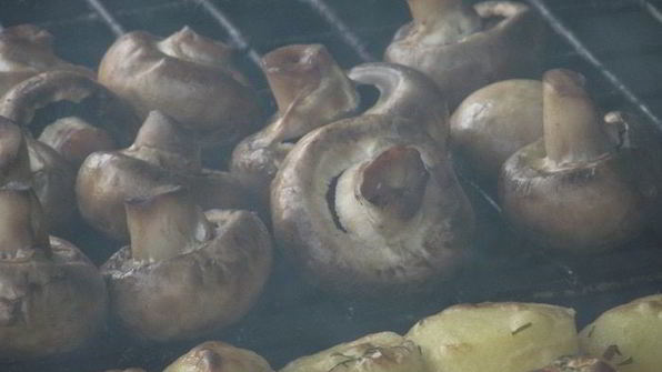 шампиньоны, запеченные на мангале