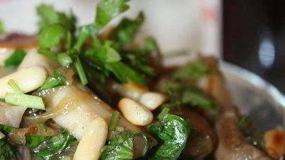 Шампиньоны жареные с кедровыми орешками