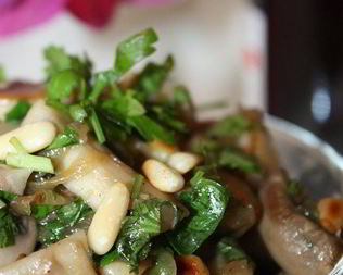 Шампиньоны жареные с кедровыми орешками