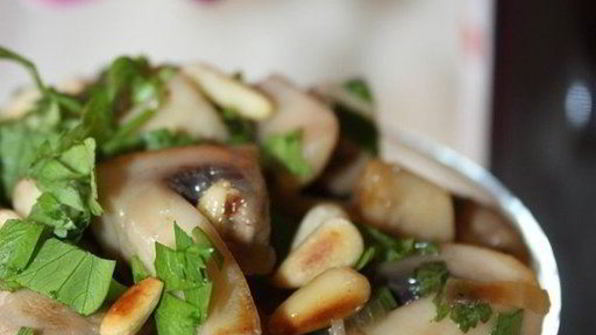 шампиньоны жареные с кедровыми орешками