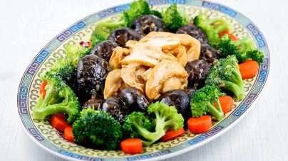 Тушеные грибы и морские ушки