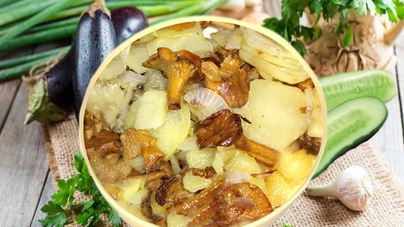 Тушеные лисички с картошкой