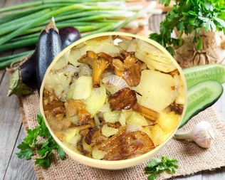 Тушеные лисички с картошкой