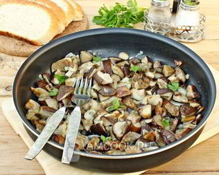 Жареные белые грибы с луком