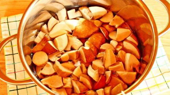 жареные белые грибы с луком