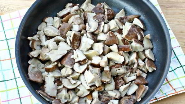 жареные белые грибы с луком