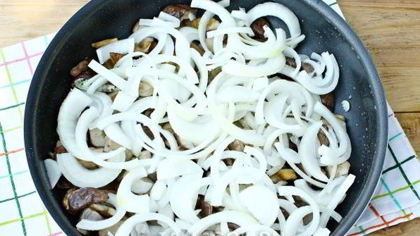 жареные белые грибы с луком