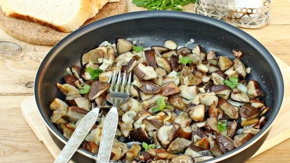 жареные белые грибы с луком