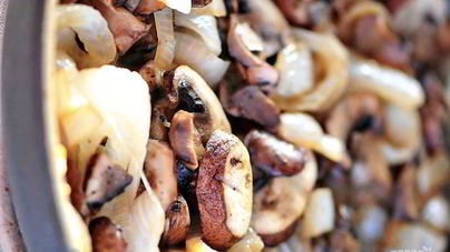 Жареные шампиньоны с луком