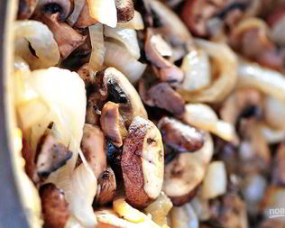 Жареные шампиньоны с луком