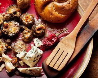 Золотистые грибы, фаршированные сыром