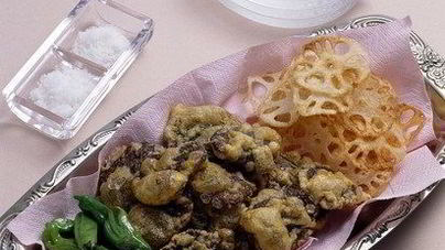 Золотистые грибы в кляре с зеленым луком