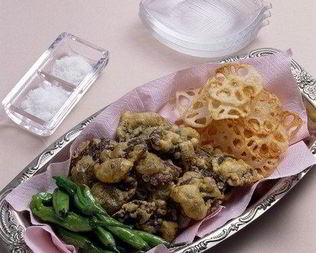 Золотистые грибы в кляре с зеленым луком