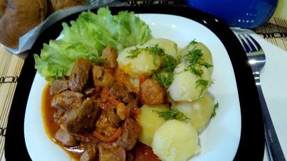 Гуляш из говядины в мультиварке