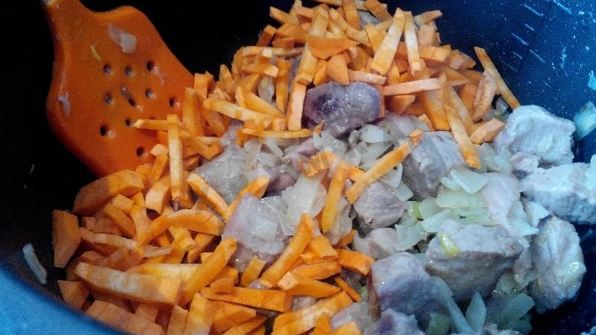 гуляш из говядины в мультиварке