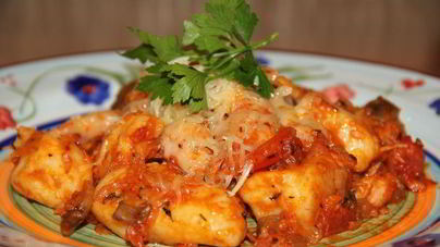 Картофельные ньокки с куриным филе и грибами