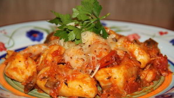 картофельные ньокки с куриным филе и грибами