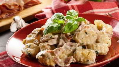 Клецки в сливочно-луковом соусе