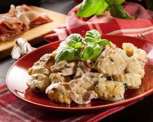 Клецки в сливочно-луковом соусе