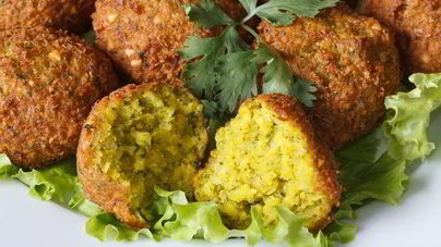 Котлетки из нута и овощей на листовой зелени